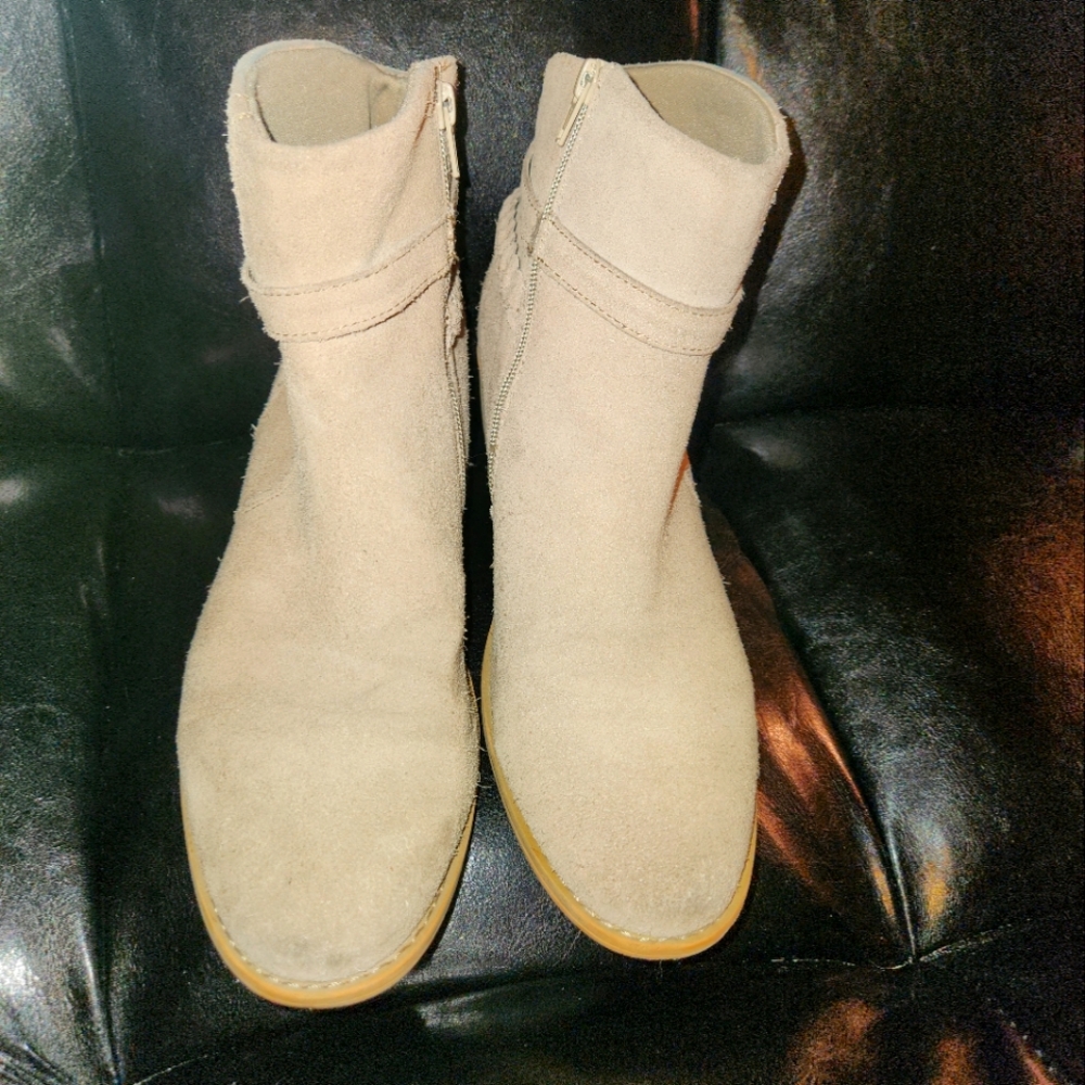 BareTraps Women's Masey Beige Suede Boots